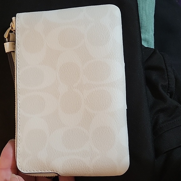 COACH white and gold wristlet - Picture 4 of 11
